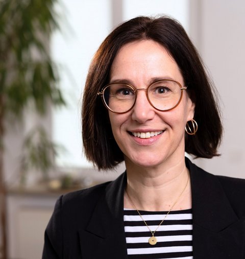 Portraitfoto Mitarbeiterin Anja Bülters