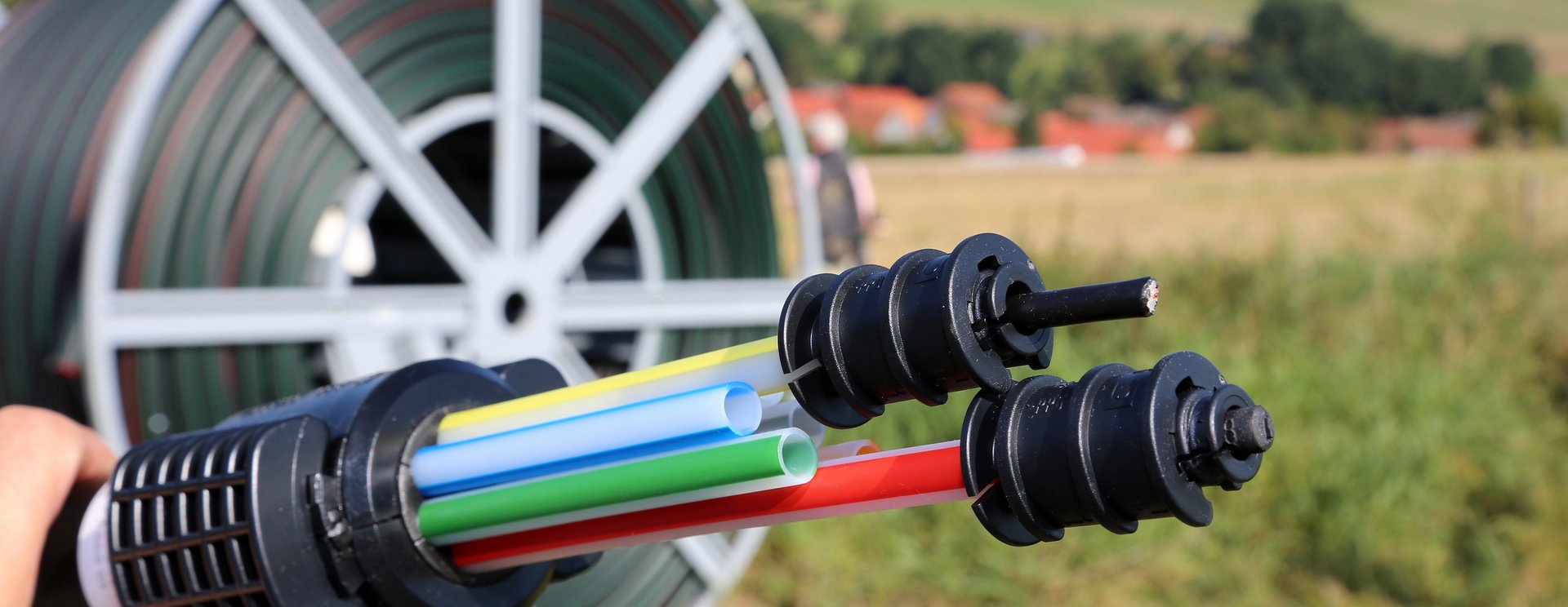 Symbolfoto zum Thema Breitbandausbau mit Modell eines Breitbandkabels