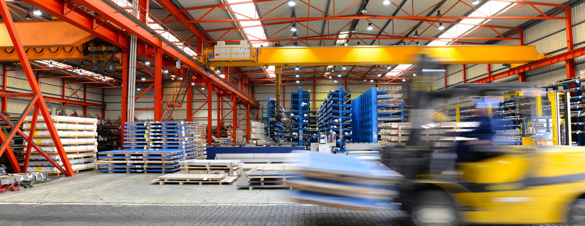 Ein Gabelstapler fährt durch ein industrielles Lager.