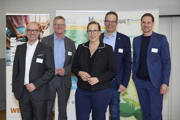 Beim Expertenforum (v.l.): Yassine Mokdad (EWG Rheine), Bürgermeister Dr. Peter Lüttmann, Prof. Dr. Katharina Reuter (Bundesverband Nachhaltige Wirtschaft), Andreas Grotendorst (Münsterland e.V.) und Christian Holterhues (WESt).