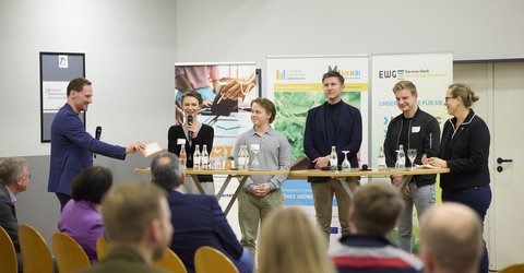 Beim Expertenforum (v.l.): Yassine Mokdad (EWG Rheine), Bürgermeister Dr. Peter Lüttmann, Prof. Dr. Katharina Reuter (Bundesverband Nachhaltige Wirtschaft), Andreas Grotendorst (Münsterland e.V.) und Christian Holterhues (WESt).