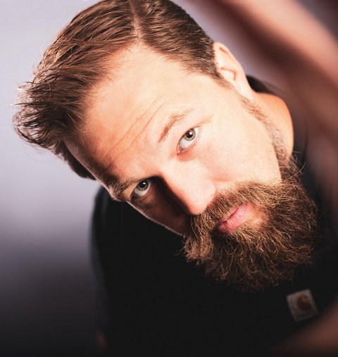 Ein Mann schaut nach oben in die Kamera