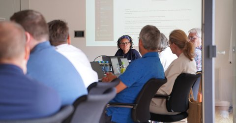 Erfahrungswissen sichern: Wie generative KI Unternehmen beim Wissensmanagement unterstützen kann