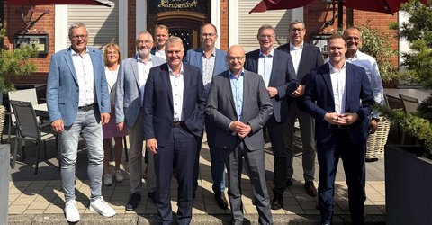 Tauschten sich über die konjunkturelle Lage im Kreis Steinfurt aus. Foto: Kreis Steinfurt (v.l.n.r.): Thomas Robert (jobcenter Kreis Steinfurt), Jutta Gogräfe (IHK Nord Westfalen), Hermann-Josef Stascheit (Kreissparkasse Steinfurt), Philipp Schultejann (Referent des Landrates und Pressesprecher des Kreises), Jürgen Feistmann (Volksbank im Münsterland), Reiner Zwilling (Agentur für Arbeit Rheine), Dr. Martin Sommer (Landrat), Alfred Engeler (Kreishandwerkerschaft Steinfurt Warendorf), Heiner Hoffschroer (WVS), Christian Holterhues (WESt), Ralf Hölscheidt (Volksbank Ochtrup-Laer). 