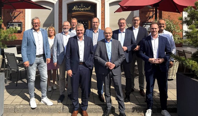Tauschten sich über die konjunkturelle Lage im Kreis Steinfurt aus. Foto: Kreis Steinfurt (v.l.n.r.): Thomas Robert (jobcenter Kreis Steinfurt), Jutta Gogräfe (IHK Nord Westfalen), Hermann-Josef Stascheit (Kreissparkasse Steinfurt), Philipp Schultejann (Referent des Landrates und Pressesprecher des Kreises), Jürgen Feistmann (Volksbank im Münsterland), Reiner Zwilling (Agentur für Arbeit Rheine), Dr. Martin Sommer (Landrat), Alfred Engeler (Kreishandwerkerschaft Steinfurt Warendorf), Heiner Hoffschroer (WVS), Christian Holterhues (WESt), Ralf Hölscheidt (Volksbank Ochtrup-Laer). 