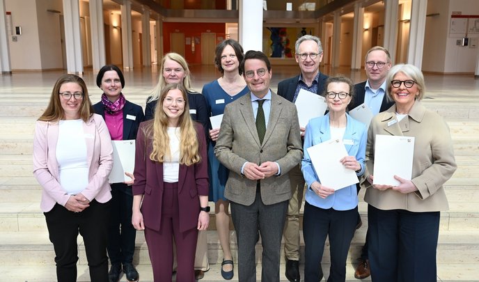 Sonja Raiber (2.v.l.) mit allen Projektbeteiligten und Regierungspräsident Andreas Bothe (6.v.l.). ©Bezirksregierung Münster
