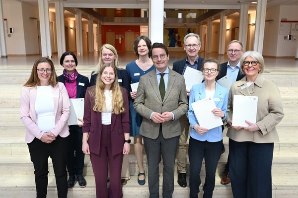 Sonja Raiber (2.v.l.) mit allen Projektbeteiligten und Regierungspräsident Andreas Bothe (6.v.l.). ©Bezirksregierung Münster