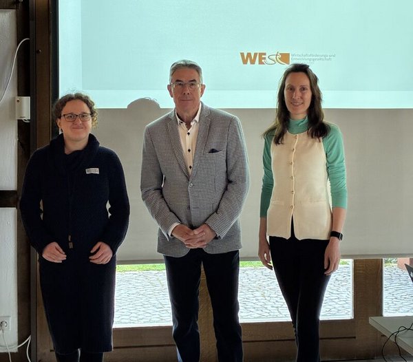 Begleiteten das Seminar (v.l.): WESt-Mitarbeiterin Luise Angenendt, Uwe Kockmann und WESt-Gründungsberaterin Mechthild Leiwering-Hillers.