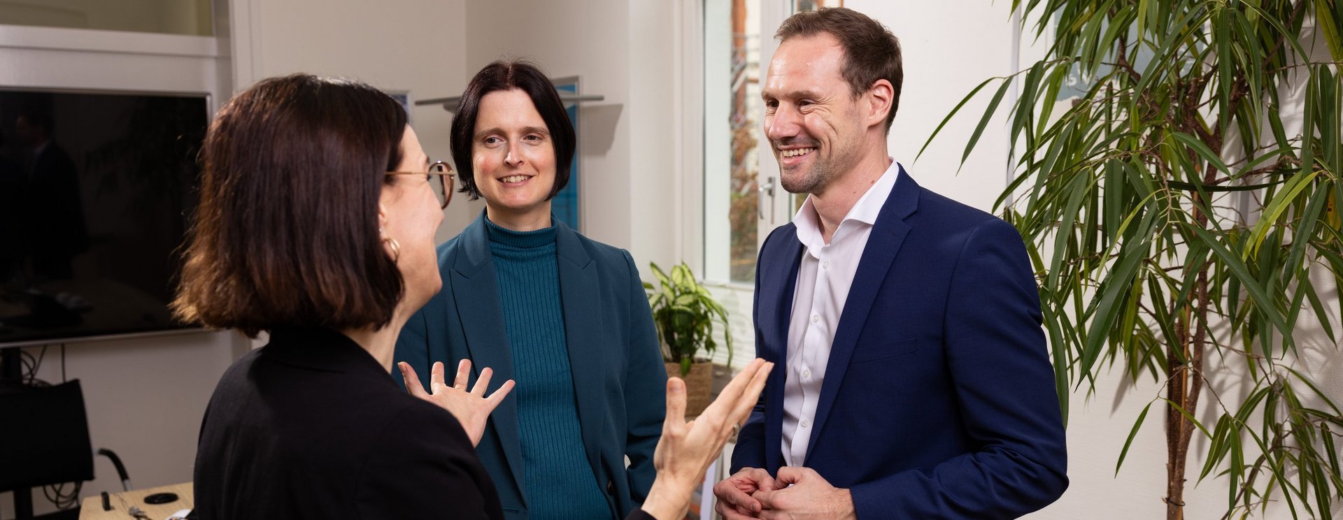 Drei Personen unterhalten sich miteinander.